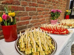 San Leone Mobile Pizza | Foodtruck & Catering Solingen - Italienisches Antipasti-Buffet mit dekorativ angerichteten Fingerfood-Spießen, Zucchiniröllchen und kleinen Tomaten. Mediterrane Vorspeisen für Hochzeitscatering, Firmenfeiern und private Veranstalt