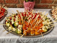 San Leone Mobile Pizza | Foodtruck & Catering Solingen - Bunte Antipasti-Platte mit gerollten Zucchinischeiben, Mozzarella, Tomaten und mariniertem Gemüse auf kleinen Holzspießen. Mediterranes Fingerfood für italienisches Eventcatering.
