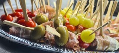 San Leone Mobile Pizza | Foodtruck & Catering Solingen - Mediterrane Fingerfood-Spieße mit grünen Oliven, luftgetrocknetem Schinken, Kirschtomaten und Weintrauben. Abwechslungsreiche Antipasti für Empfänge, Firmenfeiern und Hochzeitsbuffets.