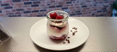 San Leone Mobile Pizza | Foodtruck & Catering Solingen - Himbeertraum im Dessertglas mit fruchtigen Himbeerschichten, heller Creme und frischen Himbeeren als Garnitur. Fruchtiges Dessert im Glas für italienisches Catering und Feiern.