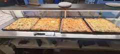 San Leone Mobile Pizza | Foodtruck & Catering Solingen - Verschiedene frisch gebackene Blechpizzen mit unterschiedlichen Belägen in der Verkaufstheke. Pizza vom Blech für italienisches Catering, Firmenveranstaltungen und private Feiern.