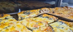 San Leone Mobile Pizza | Foodtruck & Catering Solingen - Nahaufnahme von frisch gebackener Käsepizza mit luftigem, großporigem Teigrand und cremigem Käsebelag. Pizza mit handwerklich hergestelltem Teig für mobiles italienisches Catering.