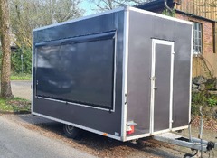 San Leone Mobile Pizza | Foodtruck & Catering Solingen - Mobiler Foodtruck-Anhänger mit seitlicher Verkaufsklappe und separatem Zugang. Der Catering-Anhänger eignet sich für mobile Pizza-Zubereitung bei privaten Feiern und Firmenevents.