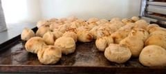 San Leone Mobile Pizza | Foodtruck & Catering Solingen - Frisch gebackene Pizzabrötchen auf einem großen Backblech mit leicht gebräunter, rustikaler Kruste. Kleine italienische Brötchen als Beilage zu Antipasti und Catering-Buffets.