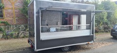 San Leone Mobile Pizza | Foodtruck & Catering Solingen - Geöffneter Pizza-Foodtruck mit großzügiger Verkaufstheke und sichtbarem Arbeitsbereich. Für mobiles Pizza-Catering und die frische Zubereitung bei Veranstaltungen, Feiern und Events vor Ort.
