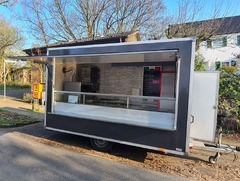 San Leone Mobile Pizza | Foodtruck & Catering Solingen - Einsatzbereiter Foodtruck mit geöffneter Verkaufsklappe, Theke und Arbeitsbereich. Mobile Catering-Lösung für Pizza bei Hochzeiten, Geburtstagen, Firmenfeiern und anderen Veranstaltungen.