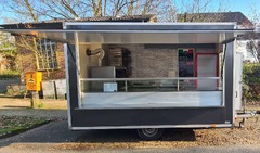 San Leone Mobile Pizza | Foodtruck & Catering Solingen - Frontansicht des geöffneten Catering-Foodtrucks mit breiter Verkaufstheke. Der mobile Pizza-Anhänger ermöglicht die Zubereitung und Ausgabe direkt am Veranstaltungsort.