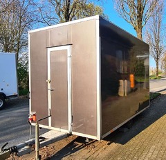 San Leone Mobile Pizza | Foodtruck & Catering Solingen - Geschlossener mobiler Catering-Anhänger in Anthrazit mit separater Eingangstür. Transportabler Foodtruck für Pizza-Catering und Veranstaltungen in Solingen und der Region.