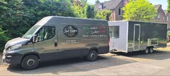 San Leone Mobile Pizza | Foodtruck & Catering Solingen - Zugfahrzeug mit mobilem Catering-Anhänger für den Einsatz bei Veranstaltungen. Die Kombination transportiert den Pizza-Foodtruck direkt zu Hochzeiten, Firmenfeiern und privaten Events.