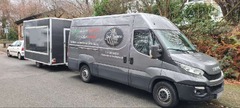 San Leone Mobile Pizza | Foodtruck & Catering Solingen - Catering-Fahrzeug mit großem Pizza-Anhänger auf dem Weg zum Veranstaltungsort. Geeignet für mobiles Catering bei Hochzeiten, Firmenveranstaltungen, Geburtstagen und Festen.