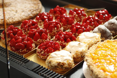 Blumen-Risse, Cafe-Gartencenter, Auslage-Kuchen-und-Erdbeertoertchen-im-Cafe