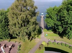 Lage am Wasser mit öffentlichem Anlegesteg vor dem Hotel