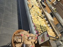 Käsetheke des Denns BioMarkt Ingelheim