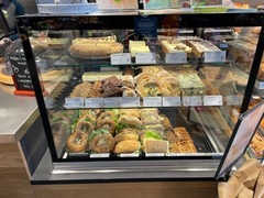 Backtheke des Denns BioMarkt Ingelheim mit belegten Brötchen