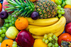 Obst und Gemüse
Was ist beim Obst und Gemüse wichtig? Natürlich die Frische! Deshalb erreichen uns jeden Tag neue Lieferungen – für die beste Qualität! Viele der Produkte kommen von regionalen Partnern und haben damit nur ganz kurze Lieferwege. Außerdem b