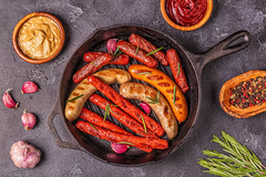 Frischetheke
Das Team an der Frischetheke begrüßt dich herzlich und weiß genau über alle Produkte Bescheid. Solltest du also Fragen haben – immer raus damit! Zur Auswahl stehen dir unsere Variationen an Wurst und Fleisch sowie leckerer Käse und Antipasti,