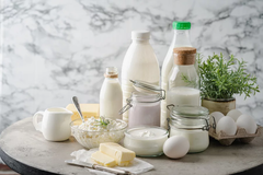 Molkereiprodukte
Für manche ist es das kalte Glas Milch am Morgen, andere schwören auf das Käsebrot am Abend oder den Joghurt mit Müsli zum Mittag. Molkereiprodukte sind so vielfältig und ein ganz eigenes Geschmackserlebnis.
