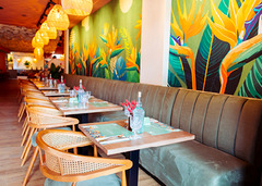 We are Mauritius, gutes Essen schmeckt noch besser, wenn man es teilt! Lachen, anstoßen, genießen – genau so geht ein perfekter Tag im Mauri. Ob mit der Crew, der Family oder deinem Lieblingsmenschen – hier dreht sich alles um gemeinsame Genussmomente.