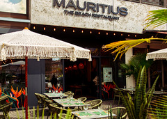 We are Mauritius, gutes Essen schmeckt noch besser, wenn man es teilt! Lachen, anstoßen, genießen – genau so geht ein perfekter Tag im Mauri. Ob mit der Crew, der Family oder deinem Lieblingsmenschen – hier dreht sich alles um gemeinsame Genussmomente.