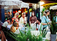 We are Mauritius, gutes Essen schmeckt noch besser, wenn man es teilt! Lachen, anstoßen, genießen – genau so geht ein perfekter Tag im Mauri. Ob mit der Crew, der Family oder deinem Lieblingsmenschen – hier dreht sich alles um gemeinsame Genussmomente.