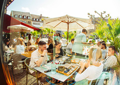 We are Mauritius, gutes Essen schmeckt noch besser, wenn man es teilt! Lachen, anstoßen, genießen – genau so geht ein perfekter Tag im Mauri. Ob mit der Crew, der Family oder deinem Lieblingsmenschen – hier dreht sich alles um gemeinsame Genussmomente.