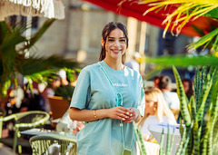 We are Mauritius, gutes Essen schmeckt noch besser, wenn man es teilt! Lachen, anstoßen, genießen – genau so geht ein perfekter Tag im Mauri. Ob mit der Crew, der Family oder deinem Lieblingsmenschen – hier dreht sich alles um gemeinsame Genussmomente.