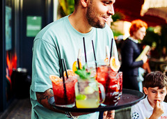 We are Mauritius, gutes Essen schmeckt noch besser, wenn man es teilt! Lachen, anstoßen, genießen – genau so geht ein perfekter Tag im Mauri. Ob mit der Crew, der Family oder deinem Lieblingsmenschen – hier dreht sich alles um gemeinsame Genussmomente.