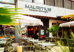 We are Mauritius, gutes Essen schmeckt noch besser, wenn man es teilt! Lachen, anstoßen, genießen – genau so geht ein perfekter Tag im Mauri. Ob mit der Crew, der Family oder deinem Lieblingsmenschen – hier dreht sich alles um gemeinsame Genussmomente.