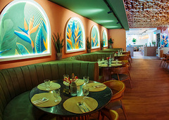 We are Mauritius, gutes Essen schmeckt noch besser, wenn man es teilt! Lachen, anstoßen, genießen – genau so geht ein perfekter Tag im Mauri. Ob mit der Crew, der Family oder deinem Lieblingsmenschen – hier dreht sich alles um gemeinsame Genussmomente.