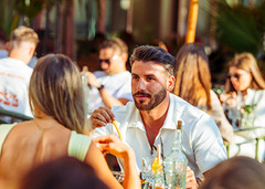 We are Mauritius, gutes Essen schmeckt noch besser, wenn man es teilt! Lachen, anstoßen, genießen – genau so geht ein perfekter Tag im Mauri. Ob mit der Crew, der Family oder deinem Lieblingsmenschen – hier dreht sich alles um gemeinsame Genussmomente.