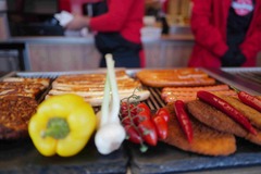 Neben unseren leckeren Bratwürsten gibt es bei uns auch leckere Schnitzel und Frikadellen