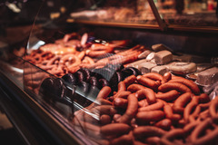 Frischetheke
An der Frischetheke wartet unser Team auf Sie. Stellen Sie alle Fragen zu unseren Produkten, die Ihnen auf der Seele brennen – wir beraten Sie gerne. Zur Auswahl stehen Variationen an Fleisch, Käse und Wurstwaren. Zusätzlich sind noch Produkt