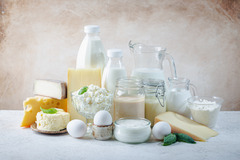 Molkereiprodukte
Das Käsebrot, der Kräuterquark oder der Joghurt im Müsli. Wo wären wir ohne die variationsreichen Produkte aus der Milch? Zu jeder Tageszeit und für so viele Zwecke geeignet – einfach so oder zubereitet im Essen. Bei uns finden Sie auch S
