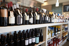 Getränke
Zu gutem Essen gehören auch gute Getränke. Wie wäre es mit einem leckeren Bier zum Feierabend oder einem edlen Wein zum Essen? Auch Spirituosen wie Gin, Whiskey, Rum und Liköre finden Sie bei uns in den Regalen. Für den Alltag sind Wasser, Säfte,