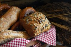 Bäckerei/Bakeoff
Wer kann schon herrlich duftenden Backwaren widerstehen? In der Bäckerei und um Backshop finden Sie eine große Auswahl davon. An der Bäckerei haben Sie die Möglichkeit, sich hinzusetzen und einen Kaffee (auch to go) in Ruhe zu genießen. D