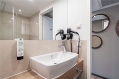 Standard Room bath