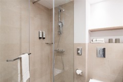 Standard Room bath