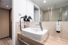 Superior Room bath