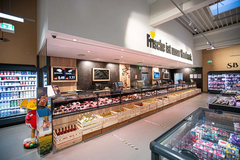 Frischeabteilung & Bedientheke
Auch an unserer Bedientheke dreht sich alles um Vielfalt und Qualität. Neben einer breiten Auswahl an regionalen Fleisch- und Wurstspezialitäten bedienen Sie unsere kompetenten Mitarbeiter mit verschiedenen Käsevariationen s