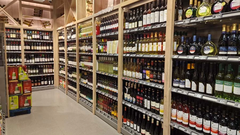 Getränke
Natürlich versorgen wir Sie auch mit ausreichend Flüssigkeit in Form von Wässern, Säften, Softdrinks und weiteren Mehrweg- oder Einwegprodukten. Sie erhalten bei uns zudem auch Kastenwaren.

Ein kühles Bier am Feierabend – damit Ihnen der Genuss 