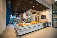 Bäckerei / Bake Off
In unserem Markt finden Sie an der Bake Off-Station frisch aufgebackene Backwaren. Erleben Sie unser Brot, verschiedene Brötchensorten, Laugengebäck, Süßgebäck oder warme und kalte Snacks.
Die Bäckerei des Backhaus Nahrstedt in der Vor