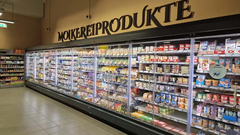 Molkereiprodukte
Unsere gut gekühlte Top-Auswahl an Molkereiprodukten besticht durch Qualität, Regionalität und Frische. Greifen Sie nach Herzenslust in die Selbstbedienungs-Regale: Sie finden neben Standardartikeln von EDEKA unter anderem geschmackvolle 
