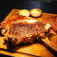 Tomahawk-Steak mit Beilagen