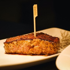 Rare Steak auf Holzbrett