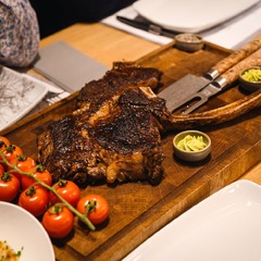 Tomahawk-Steak mit Beilagen