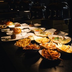 Buffet mit Steaks und Pommes