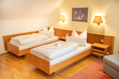 Twin-Zimmer
Unsere Twin-Zimmer bieten zwei separate Betten und sind ideal für Reisende, die gemeinsam unterwegs sind und dennoch Wert auf persönlichen Freiraum legen. Modern ausgestattet und frisch renoviert, erwartet Sie hier ein Rückzugsort zum Wohlfühl