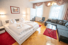 Ferienwohnung im Landhotel Plauen
Unsere Ferienwohnung bietet Platz für bis zu fünf Personen und ist ideal für Familien oder Freunde, die gemeinsam entspannen möchten. Drei separate Schlafzimmer und ein geräumiges Wohnzimmer bieten ausreichend Rückzugsmög