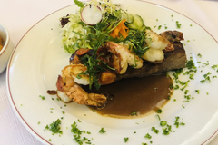 Speisekarte des Gasthof Zwoschwitz im Landhotel Plauen
In unserem Gasthof erwarten Sie bodenständige, saisonal inspirierte Gerichte – von regionalen Spezialitäten aus dem Vogtland bis hin zu beliebten Klassikern. Ob Frühstück, Halbpension oder ein Abendes