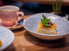 Dessert mit Minze und Kirschsoße im Restaurant Das Blümchen Friedrichshafen – Schwarzwald Tapas.